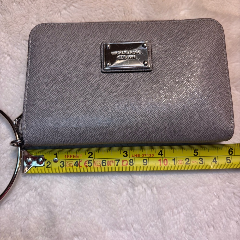 Michael Kors Wallet Pearl Gray Saffiano Leather Silver Hardware Wristlet Classic - Picture 13 of 14